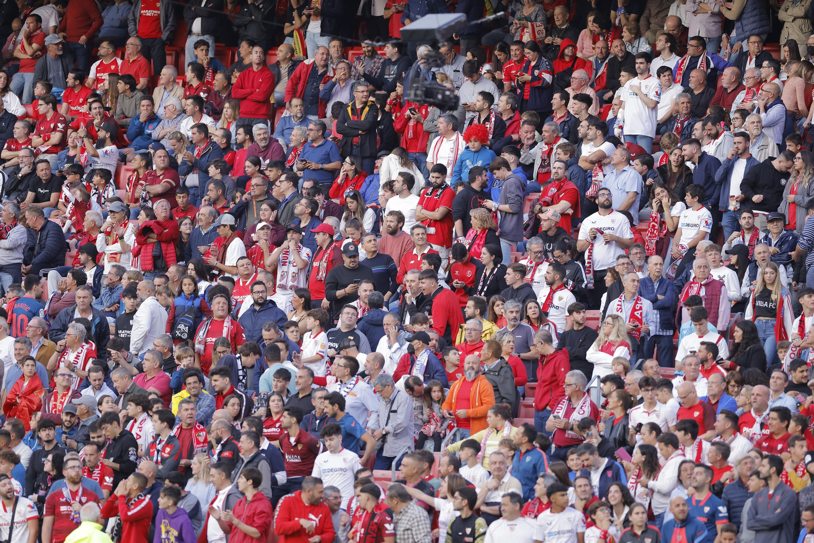 Búscate en las fotos del Sevilla-Betis