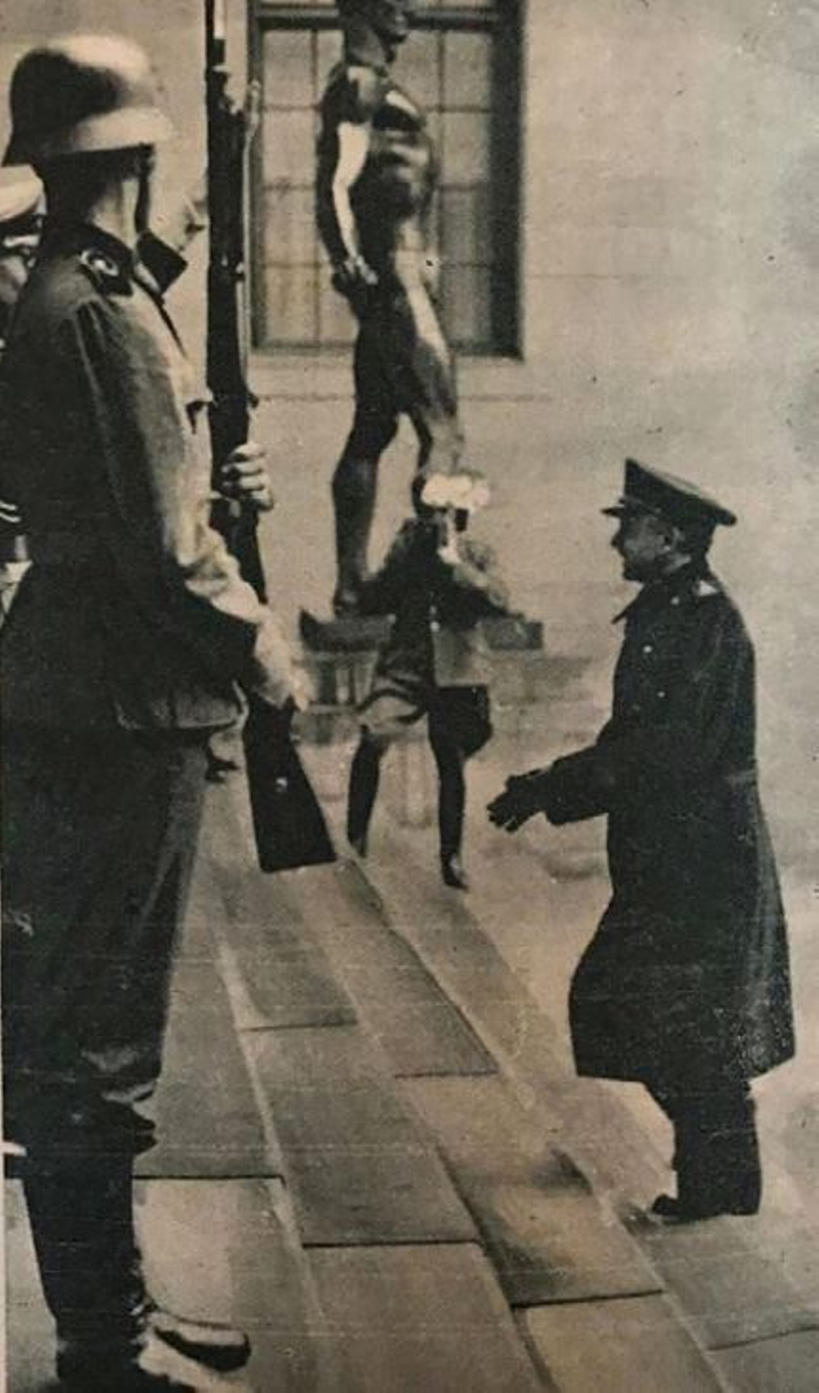 Serrano Suñer en el momento de ascender la escalinata que daba acceso a la Cancillería del Reich para entrevistarse con Hitler el 17 de septiembre de 1940. Serrano Suñer en el momento de ascender la escalinata que daba acceso a la Cancillería del Reich para entrevistarse con Hitler el 17 de septiembre de 1940.