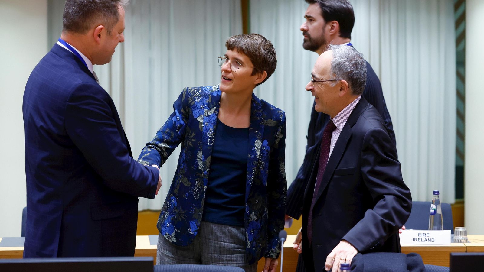 Pascual Navarro (derecha), con los secretarios de Estado de Irlanda (Thomas Byrne) y Alemania (Anna Luehrmann)este viernes en Bruselas. Pascual Navarro (derecha), con los secretarios de Estado de Irlanda (Thomas Byrne) y Alemania (Anna Luehrmann)este viernes en Bruselas.