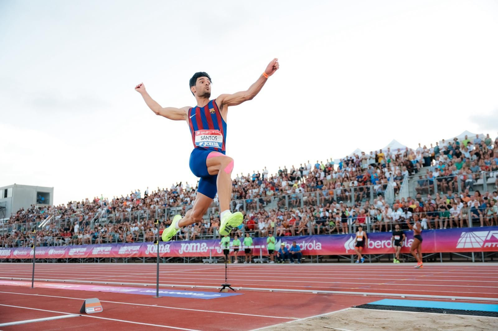 Héctor Santos realiza uno de los saltos en la final de Tarragona.