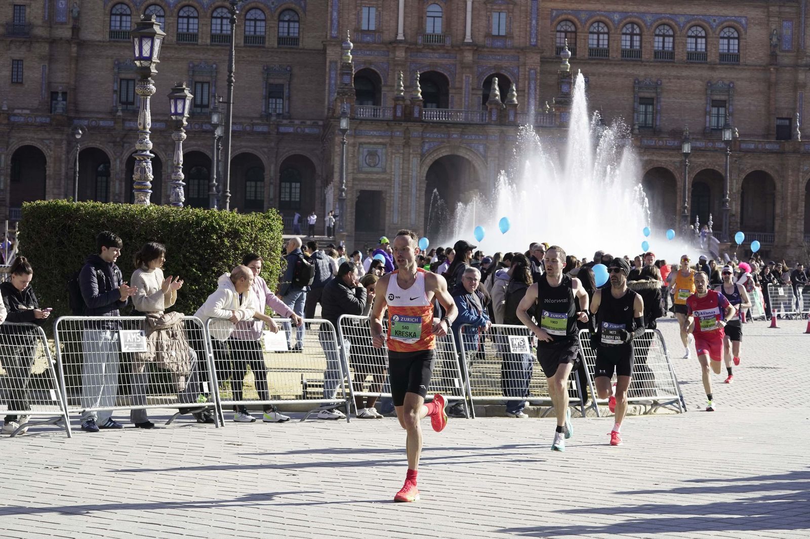 El Zúrich Maraton de Sevilla 2026 en la Plaza de España, galería 1