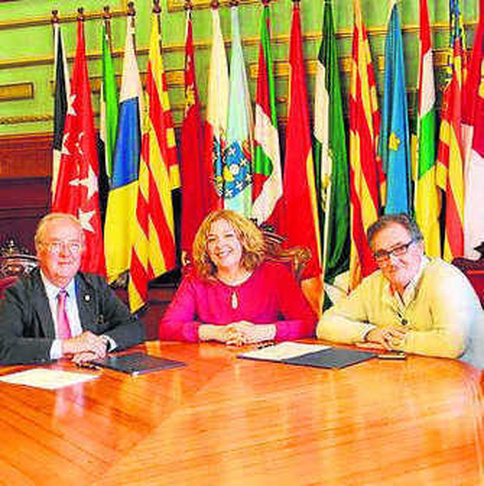 Momento de la firma del convenio.