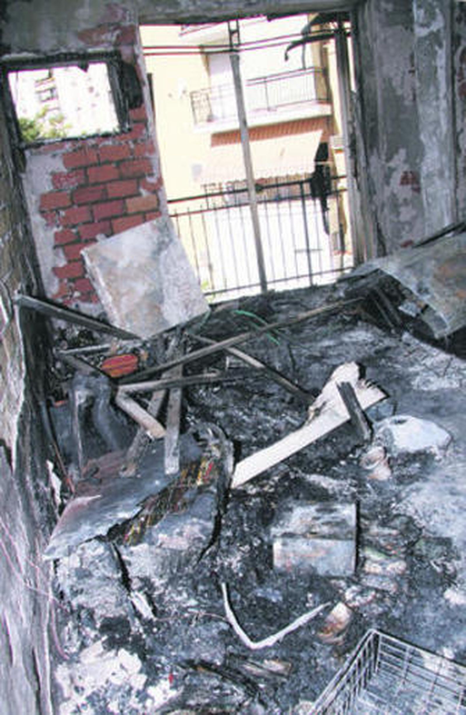 Estado en el que quedó la vivienda calcinada, ayer por la mañana.