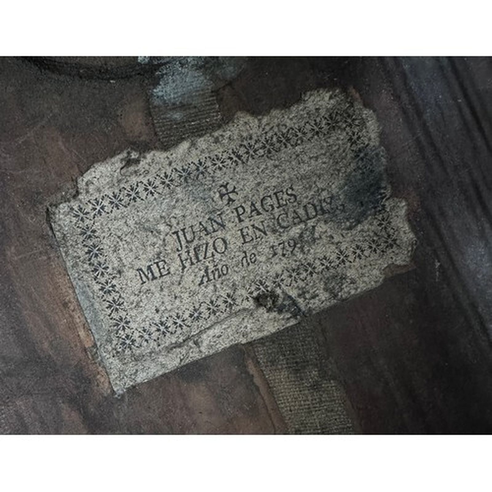 Etiqueta de la guitarra en la que reza: "JUAN PAGES ME HIZO EN CADIZ. Año de 1791".