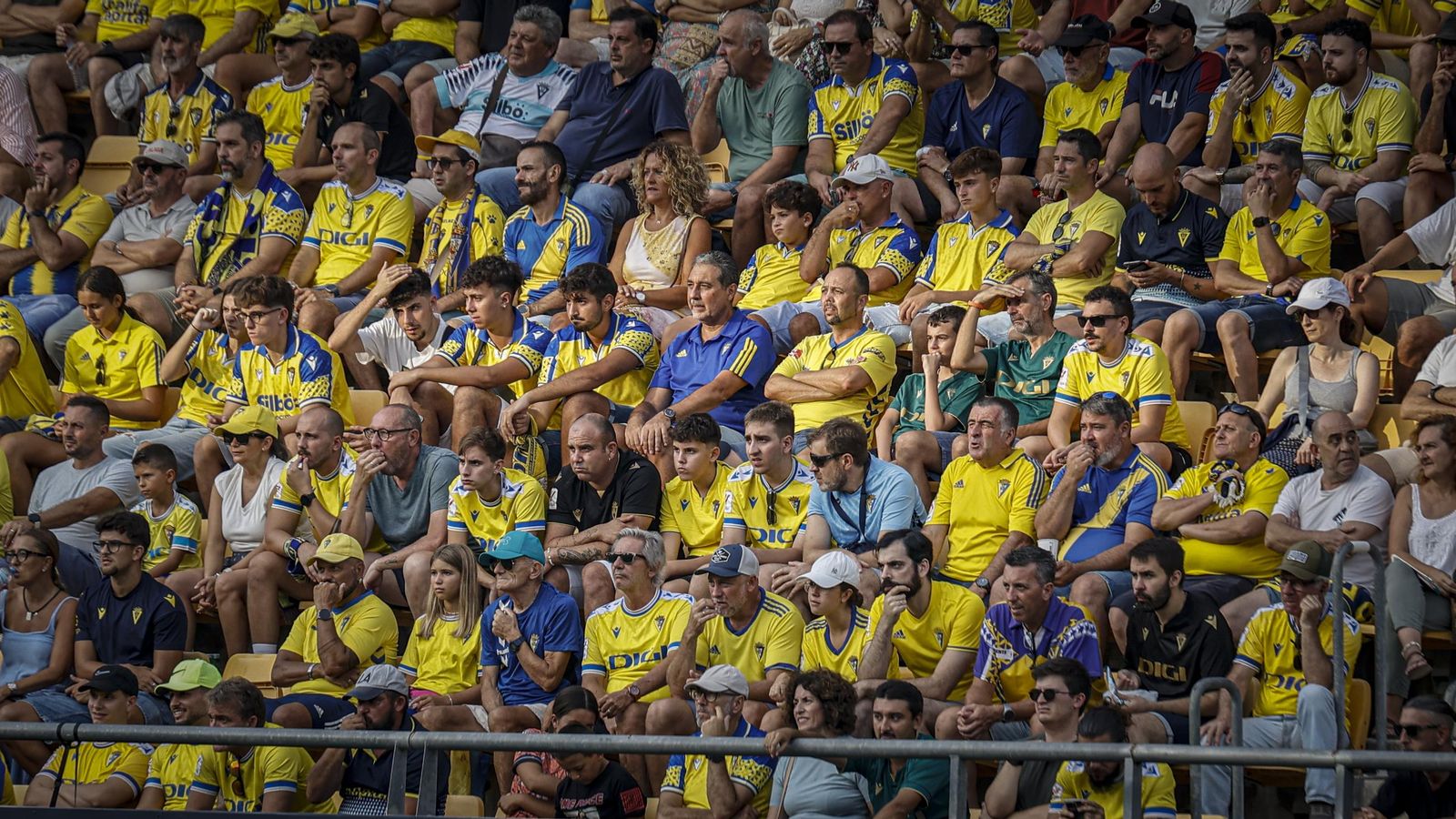 Búscate entre las fotos del partido de fútbol Cádiz CF - CD Tenerife de la Liga Hypermotion