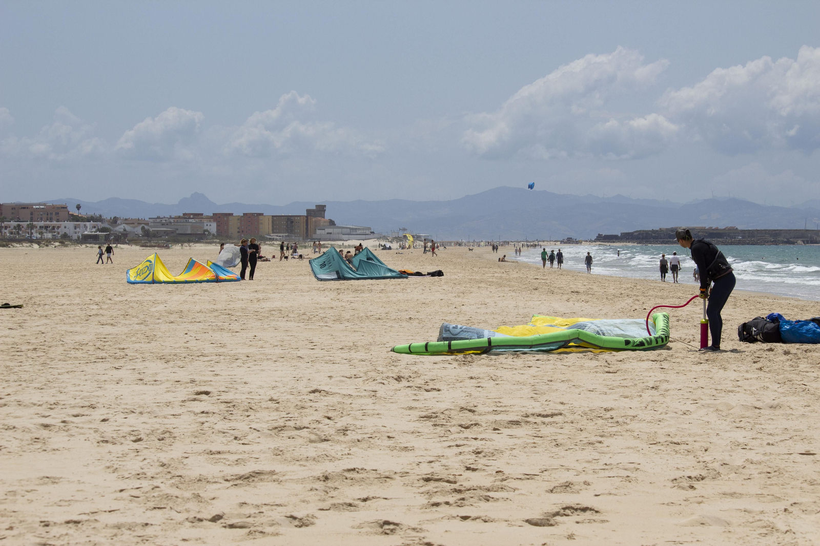Un domingo de playa en Tarifa, en imágenes