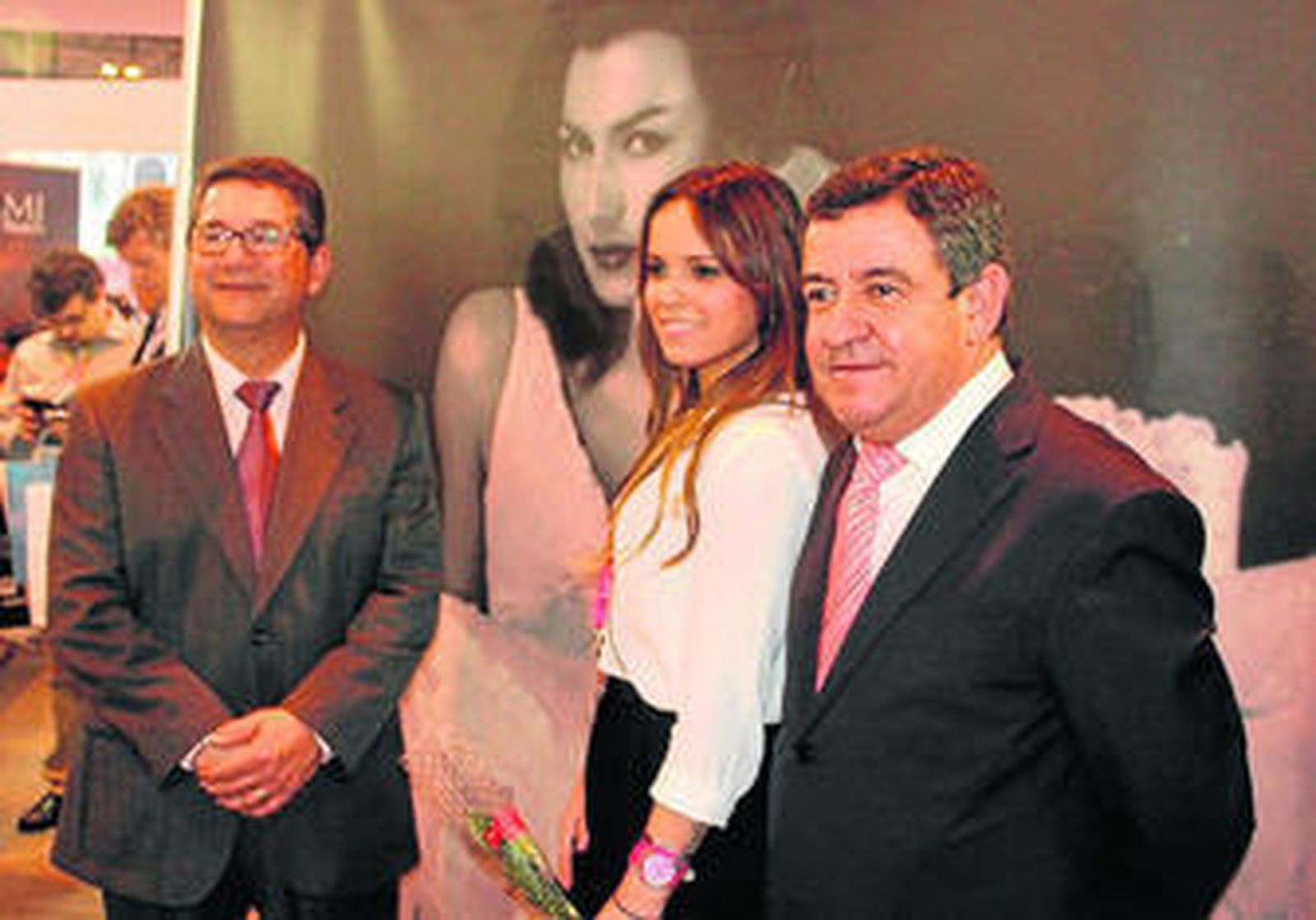Gloria Camila Ortega, hija de Rocío Jurado y Ortega Cano, ayer, en Fitur, junto a Loaiza y el alcalde de Chipiona.