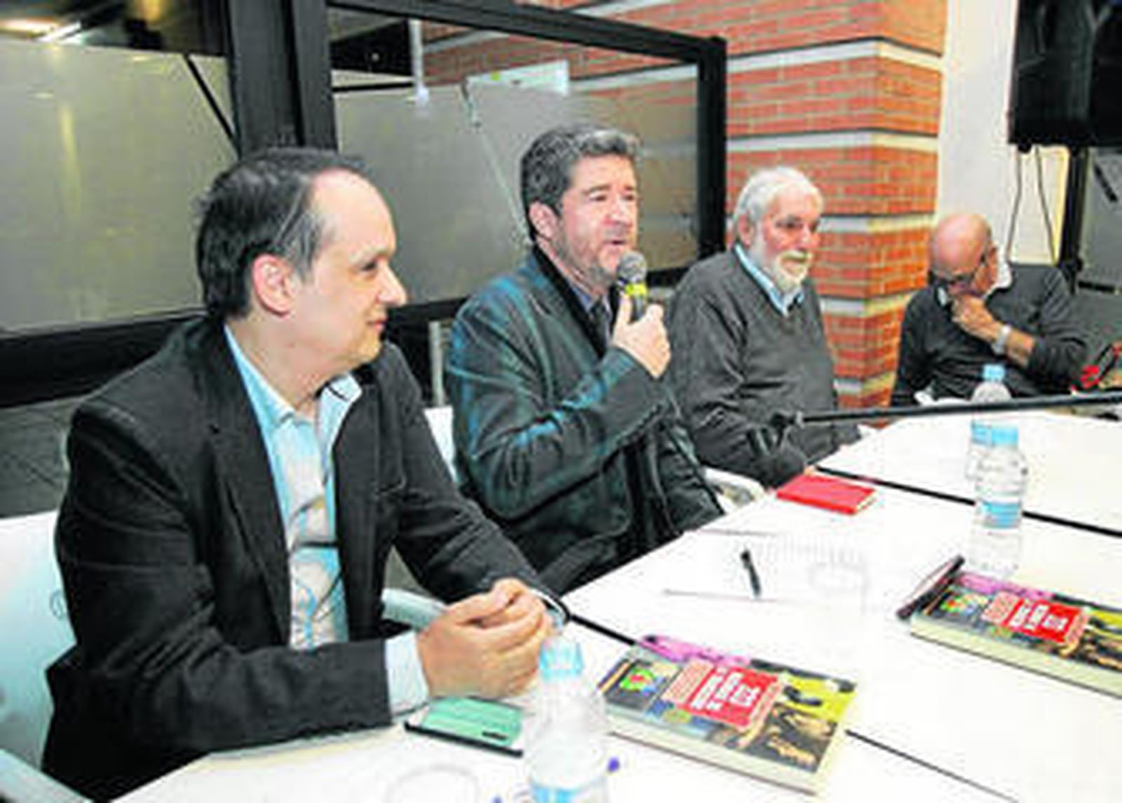 El periodista Carlos Santos acompañado por Rafael Quirosa y Fernando Reinlein en la Liberia Zebras.