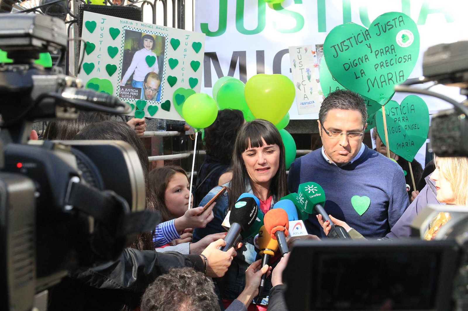 Imágenes de la concentración en la Plaza de las Monjas pidiendo justicia para las víctimas del doble crimen de Almonte