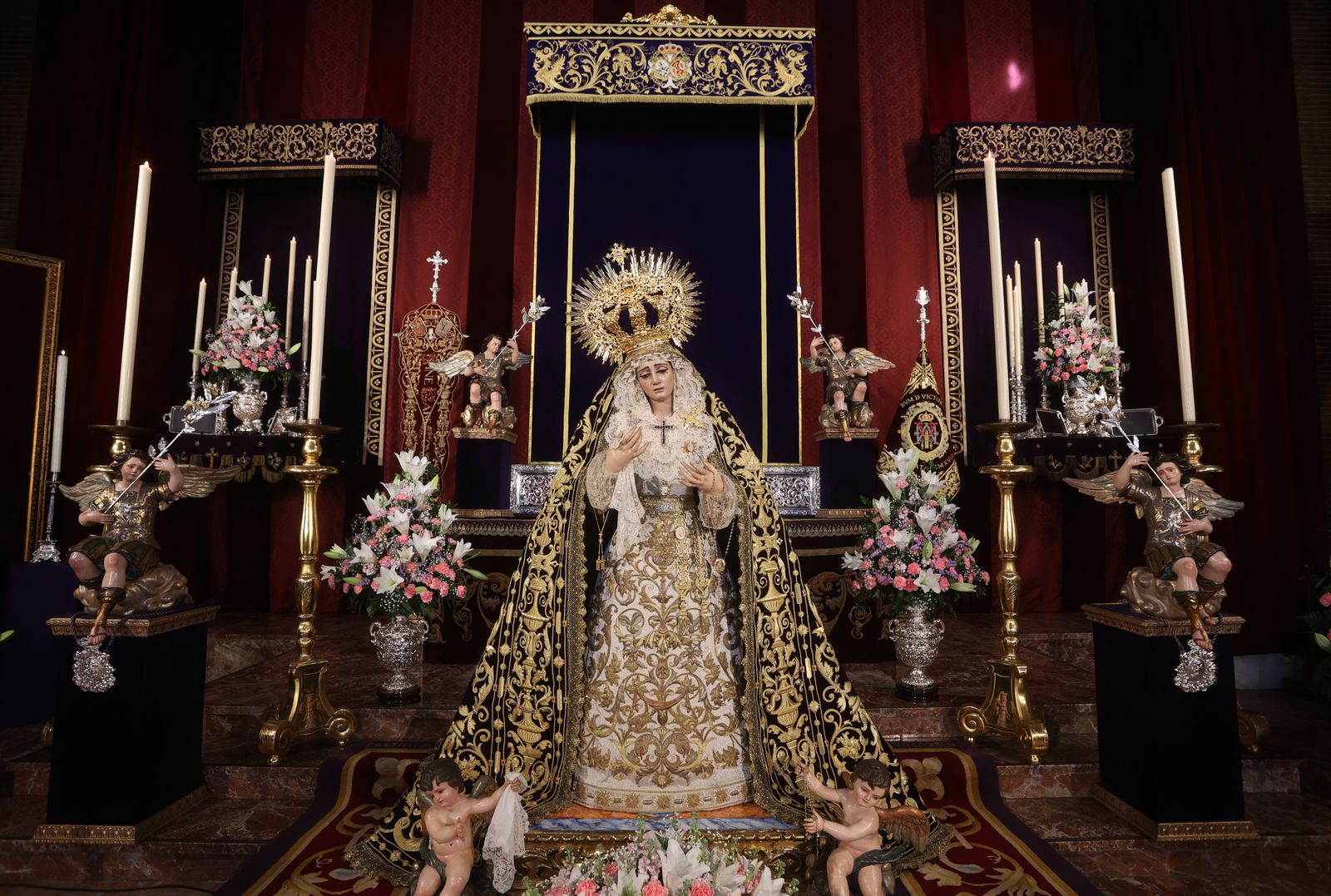 Las impresionantes imágenes de la Virgen de la Victoria en su besamanos