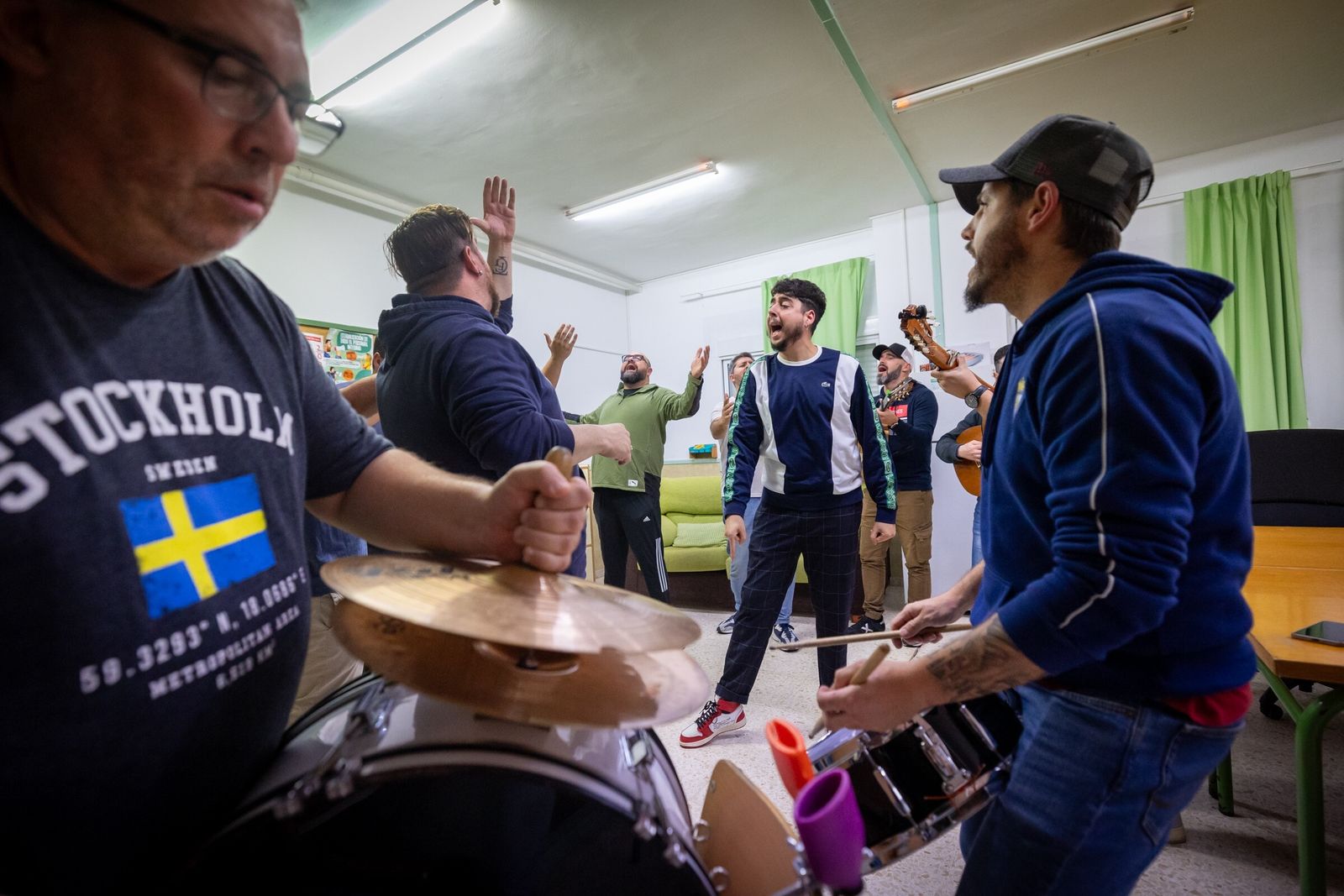 La comparsa de los hermanos Pastrana, ‘Vuelve ya el 3x4’, ensayando en el colegio Tierno Galván.