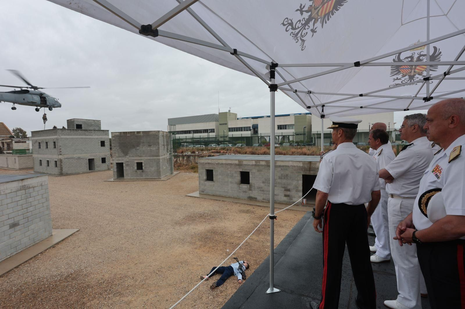 Las imágenes de la visita del AJEMA a las unidades de Infantería de Marina en San Fernando