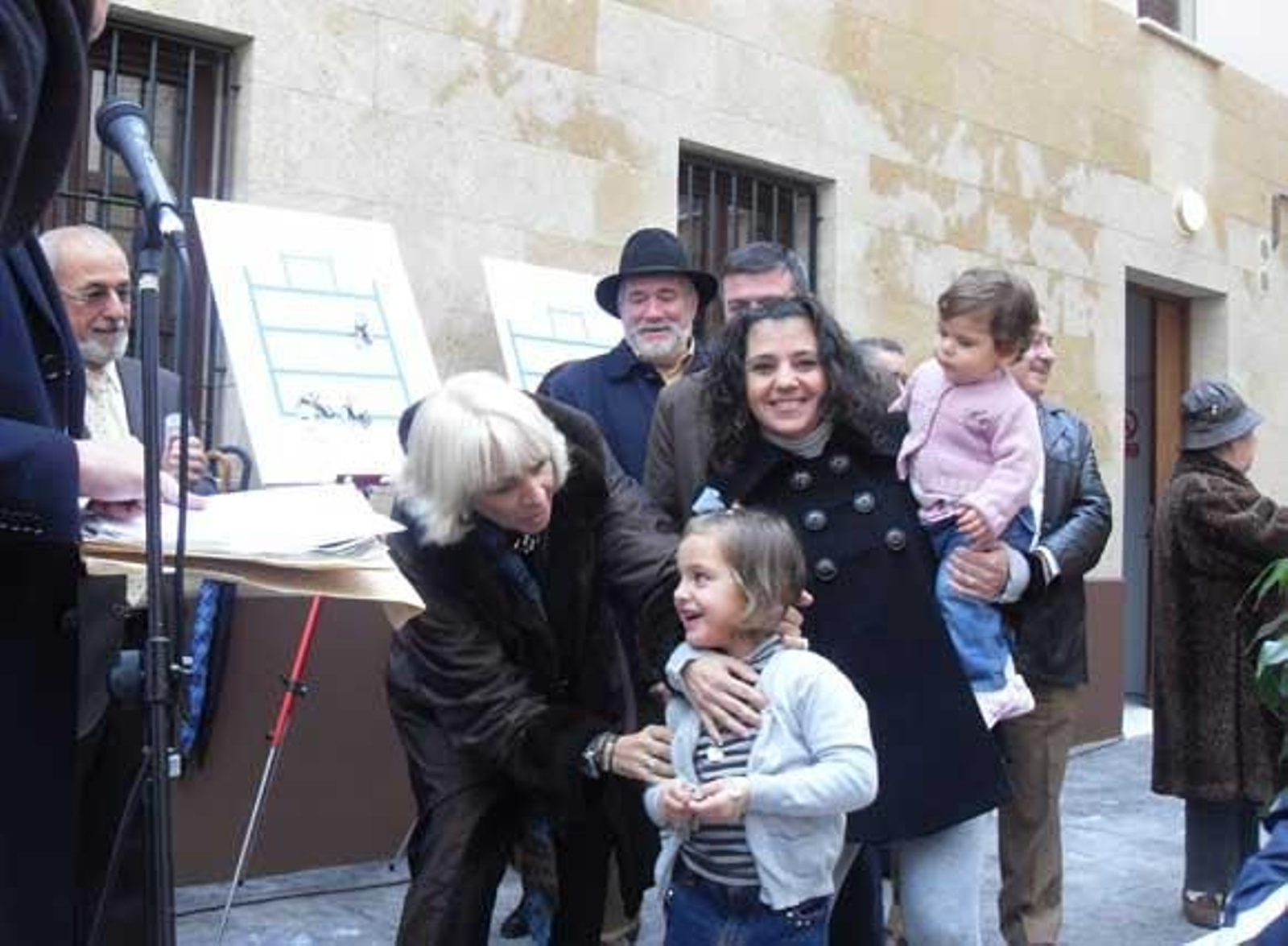 Teófila Martínez ha entregado dos promociones de viviendas del programa municipal en el barrio de Santa María de Cádiz./Fotos: A.G.

Foto: A.G.