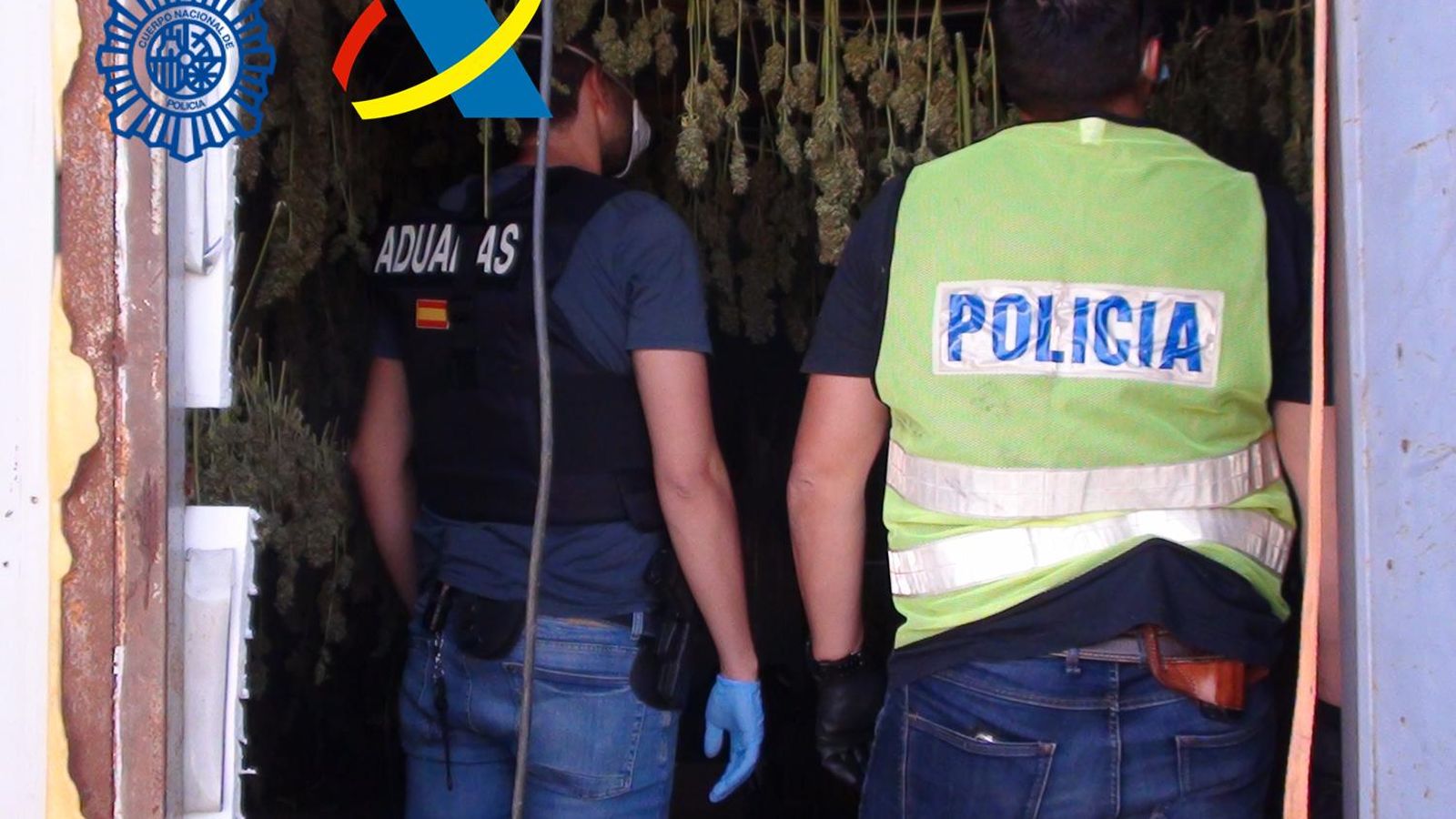 Un policía nacional y un agente de Aduanas, durante la operación.