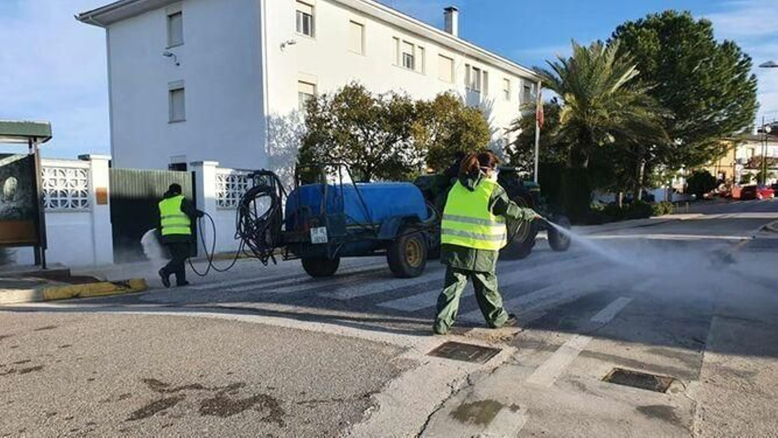 Tareas de desinfección en Monturque. Tareas de desinfección en Monturque.