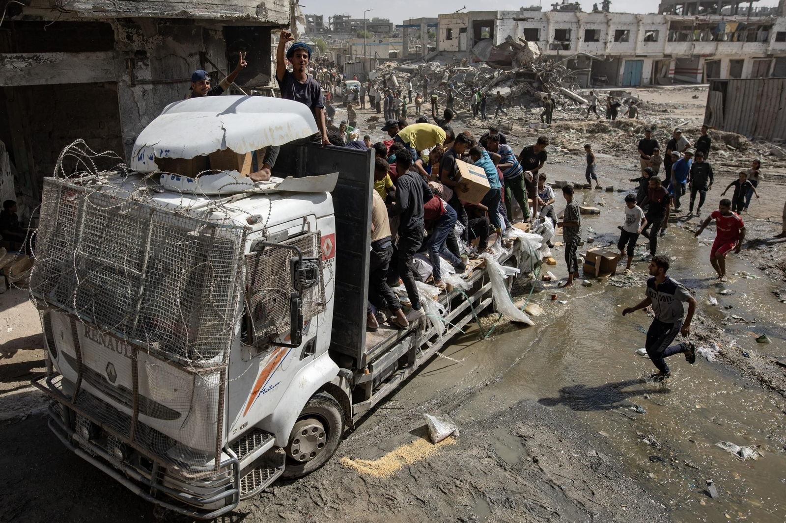 Reparto de ayuda humanitaria en Yn Junis, Gaza, este sábado.