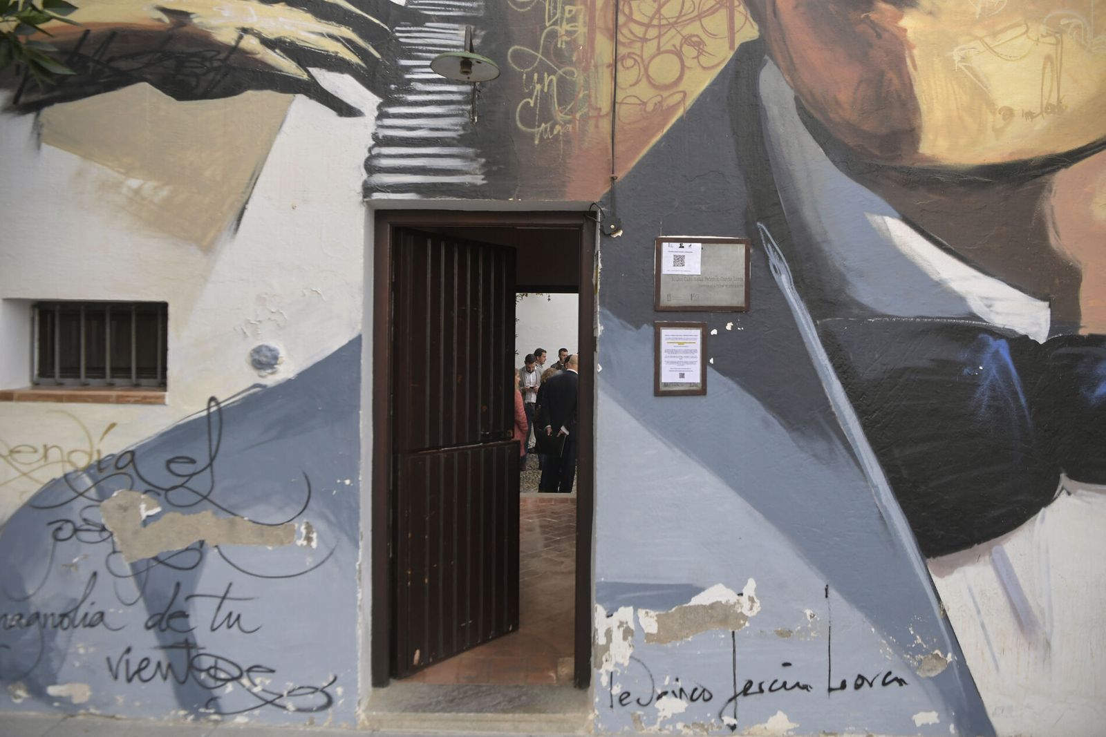 La firma de las escrituras del inmueble contiguo.