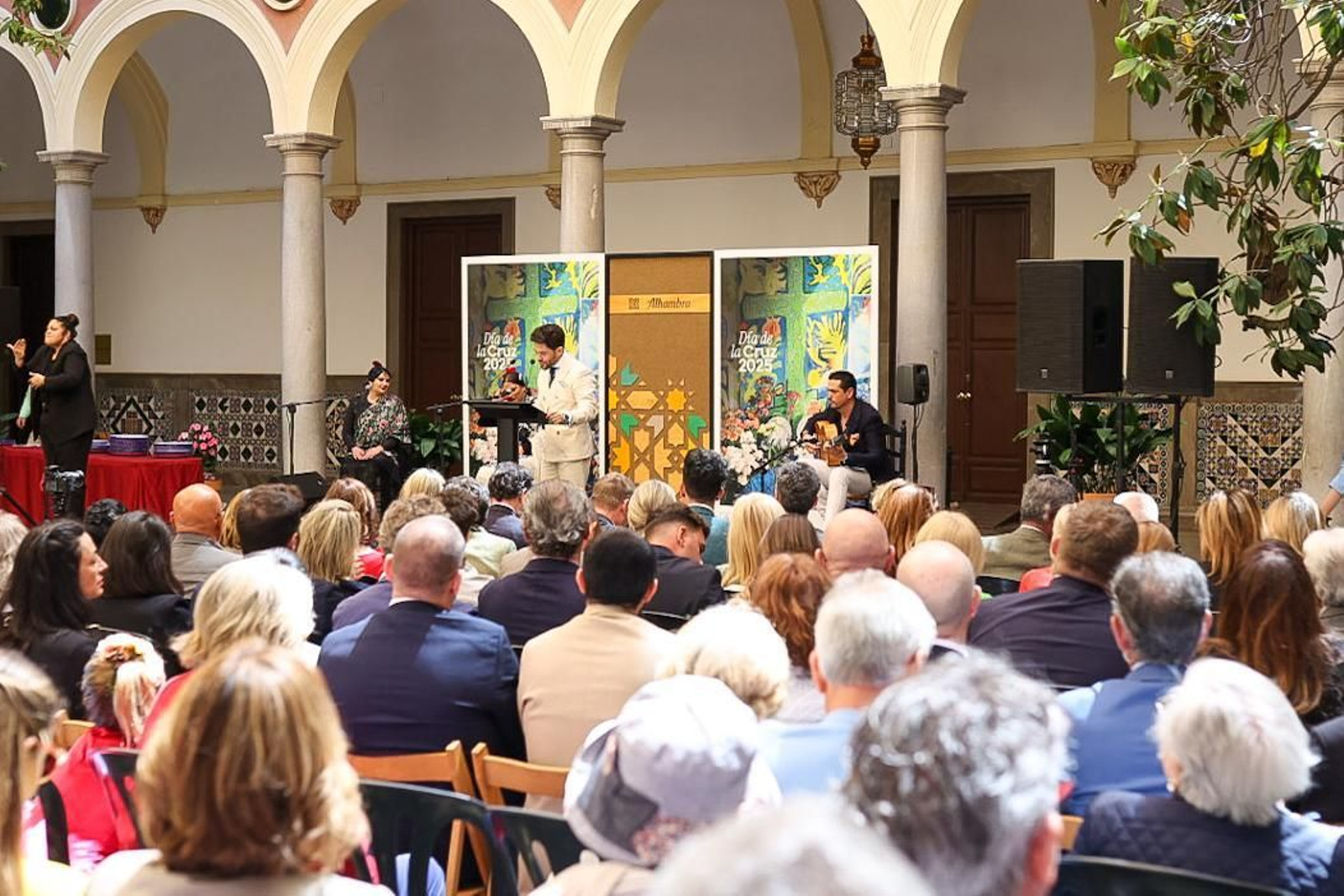 El pregón del Día de la Cruz de Granada, en imágenes