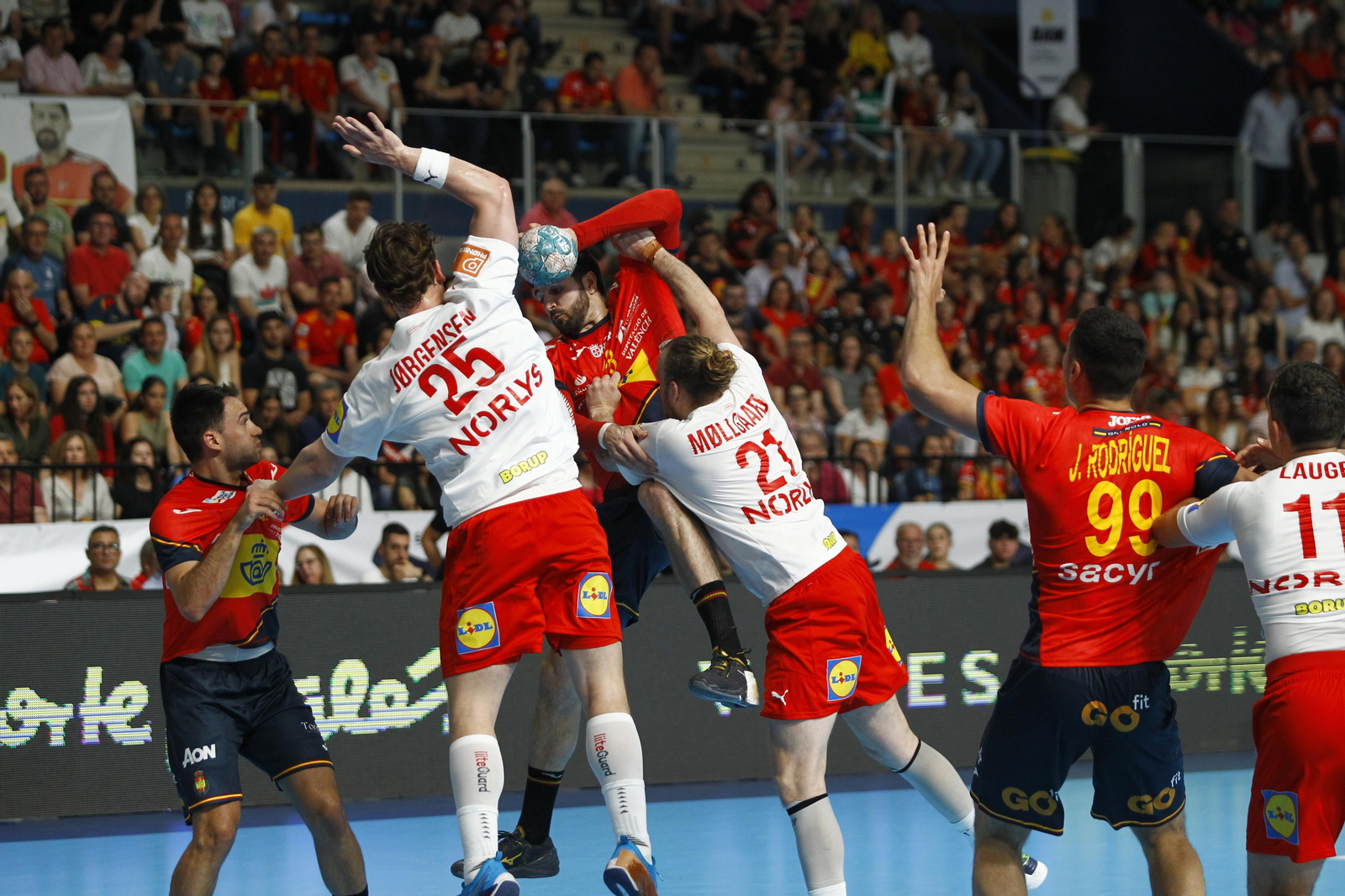 Imágenes del España-Dinamarca de la EHF Euro Cup de balonmano, en Almería