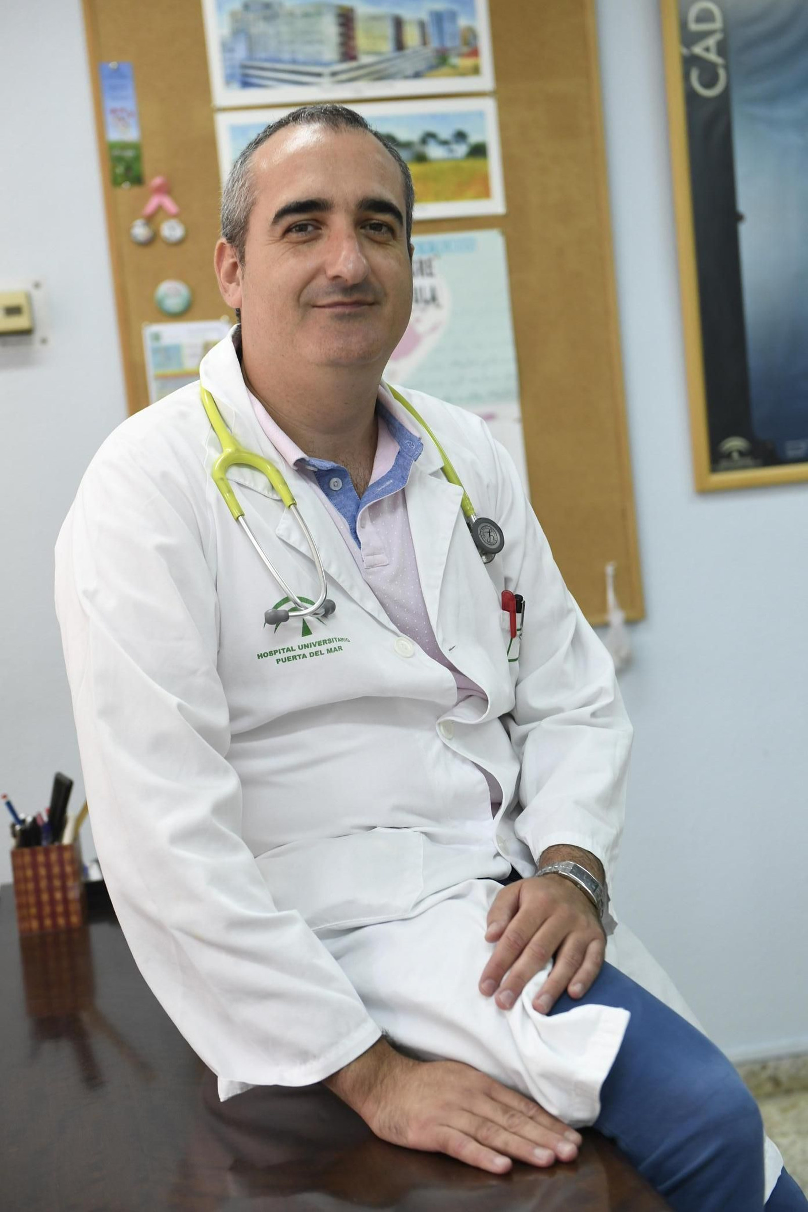 Alberto de los Santos Moreno, especialista en Medicina Interna, en el Hospital Puerta del Mar.