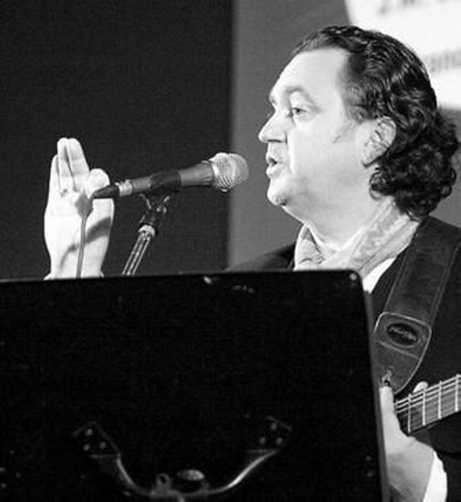 Paco Damas durante su recital en la Villaespesa.