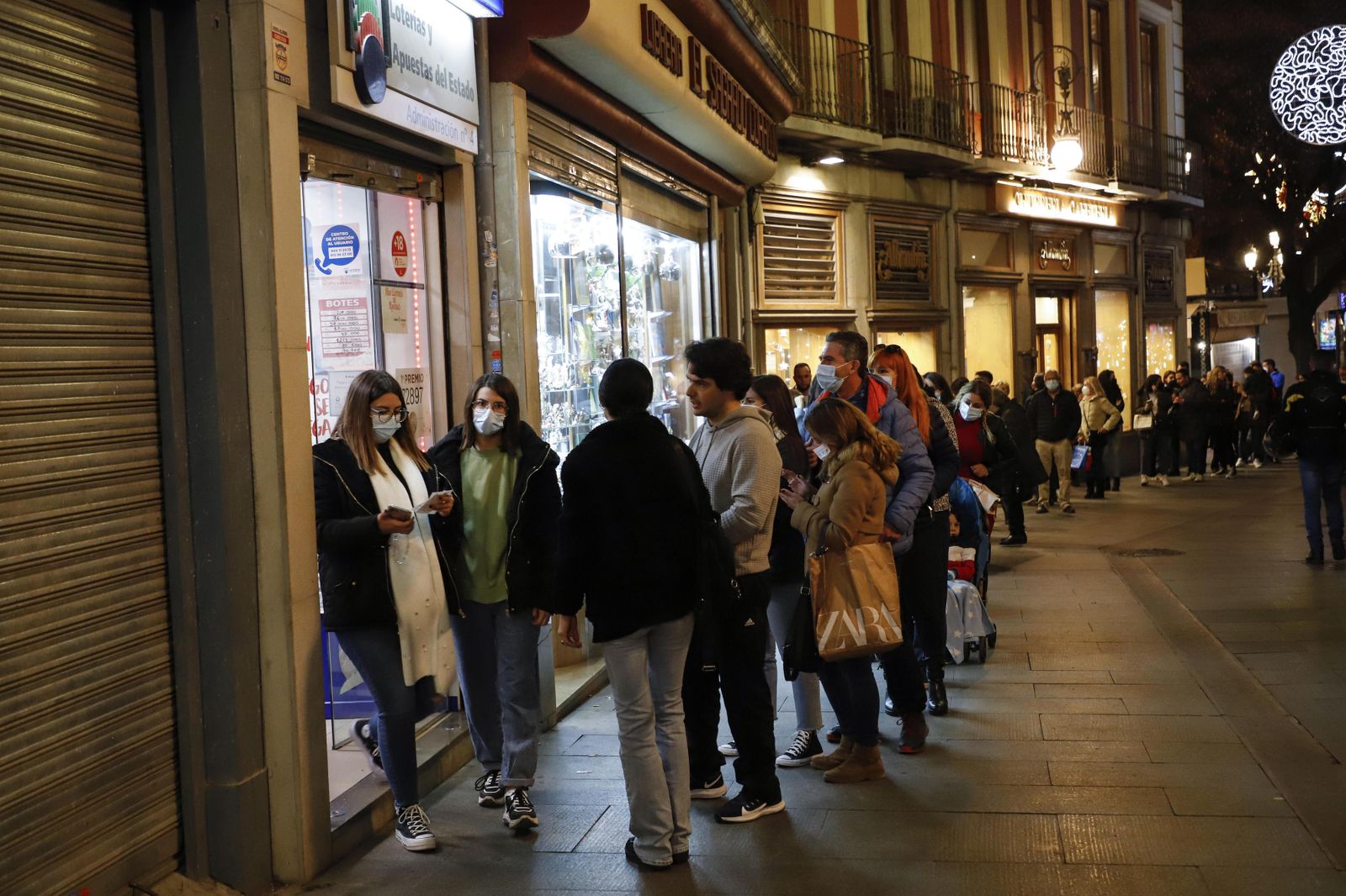 Lotería de Navidad en Granada: Colas y mucha ilusión para comprar el décimo de última hora