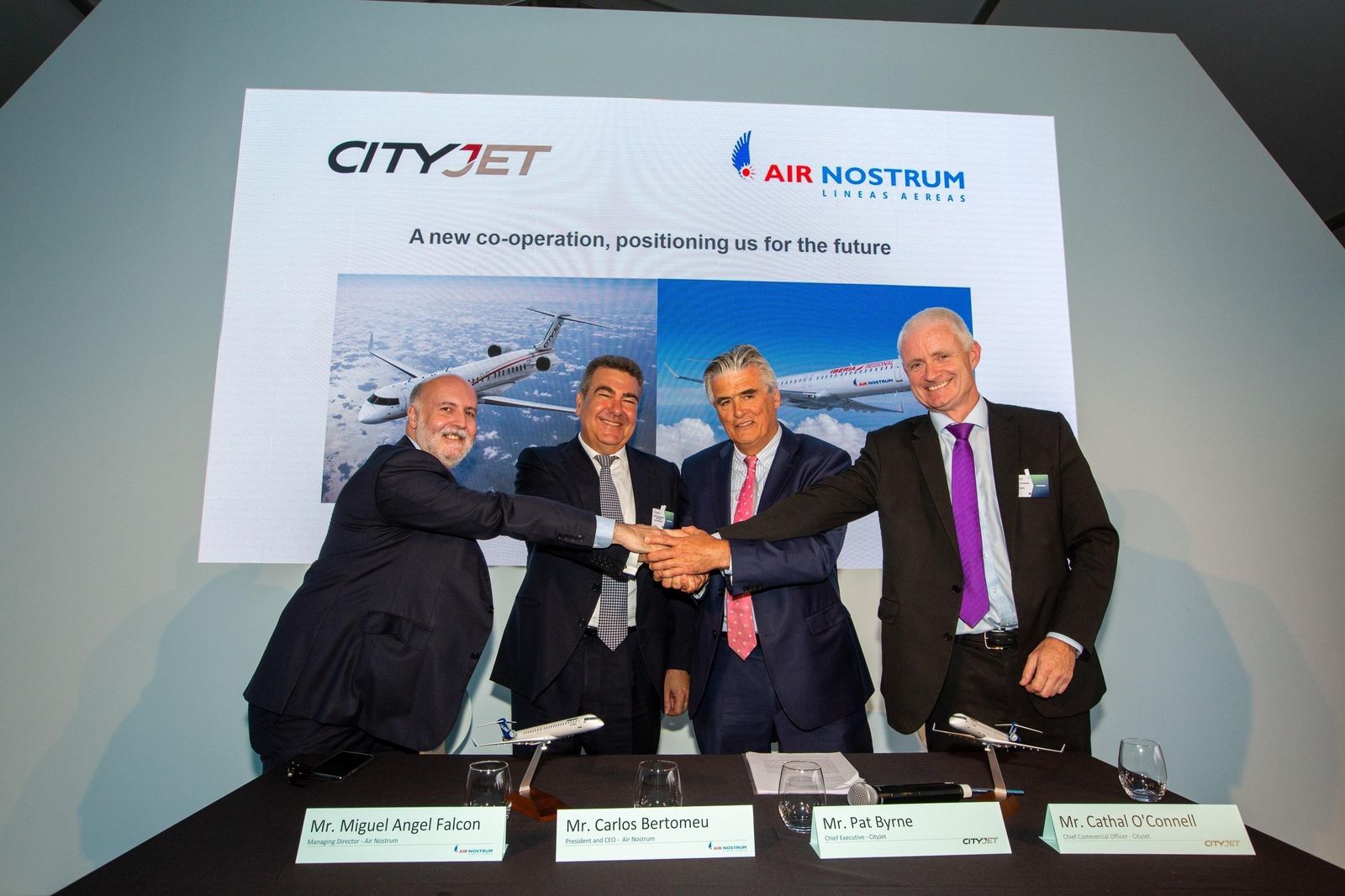 Miguel Ángel Falcón, director general de Air Nostrum; Carlos Bertomeu, presidente ejecutivo de Air Nostrum; Pat Byrne, consejero delegado de CityJet; y Cathal O´Connell, director comercial de CityJet, en la firma del acuerdo.