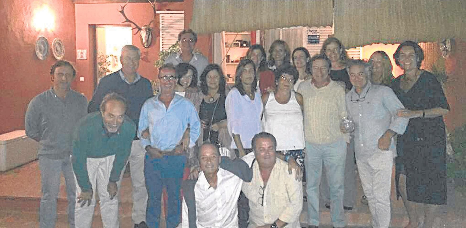 Chica Hidalgo y Alfonso Otaolaurruchi con Ana Barbadillo, Ramón Otaolaurruchi, Transi Gutiérrez, Iñigo Pomaré, Antonio Sánchez, Paloma Barbadillo, Jorge Borrego, María Stan, Lola Barbadillo, Paco Pérez, Mercedes Fuente, Gaby López, Eduardo Hidalgo, María Ángeles Millán, Claudia López de Carrizosa, Carlos Otaolaurruchi y Marta Ochoa.