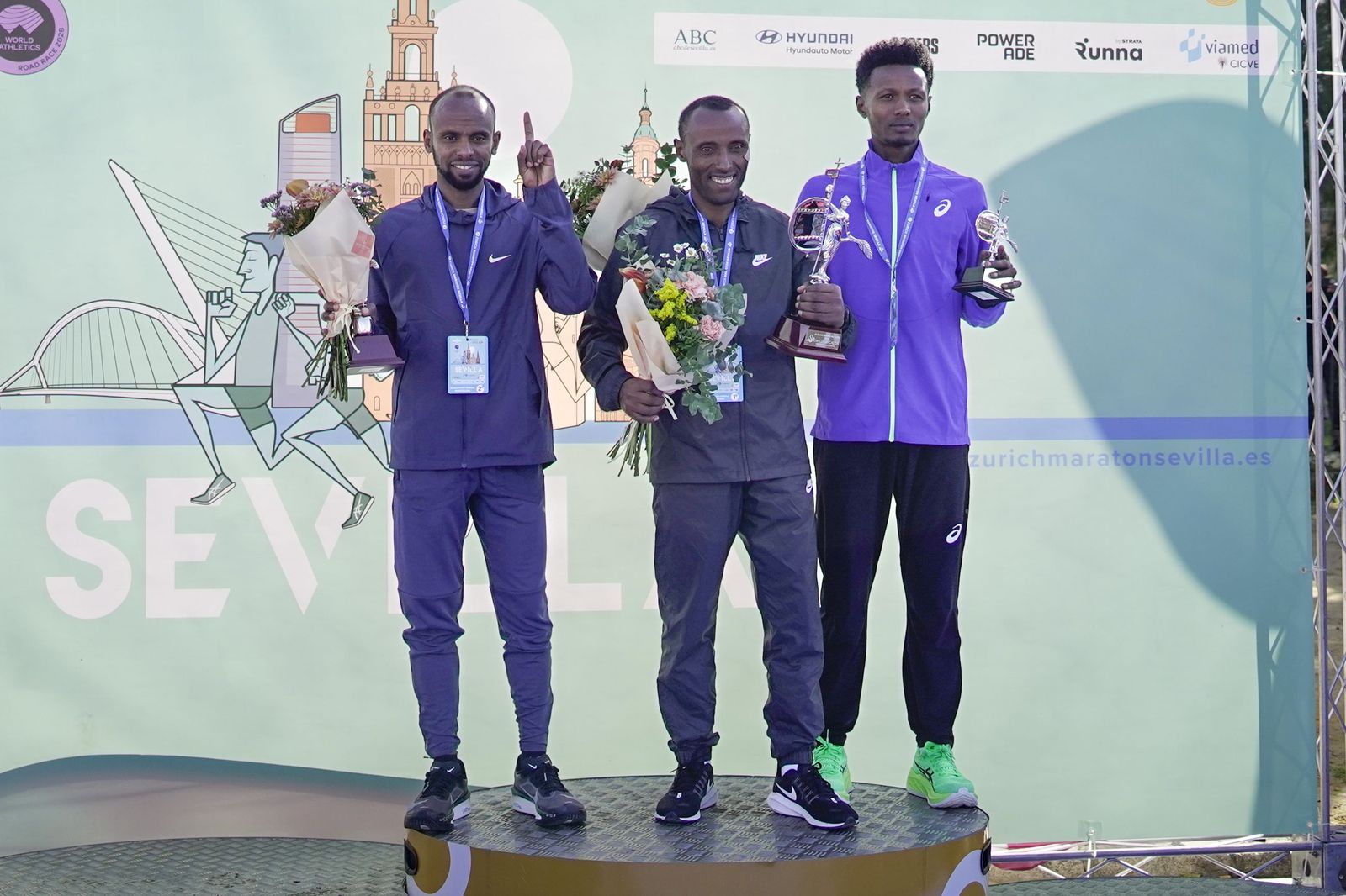 Así ha sido la entrega de premios del Zúrich Maraton de Sevilla 2026