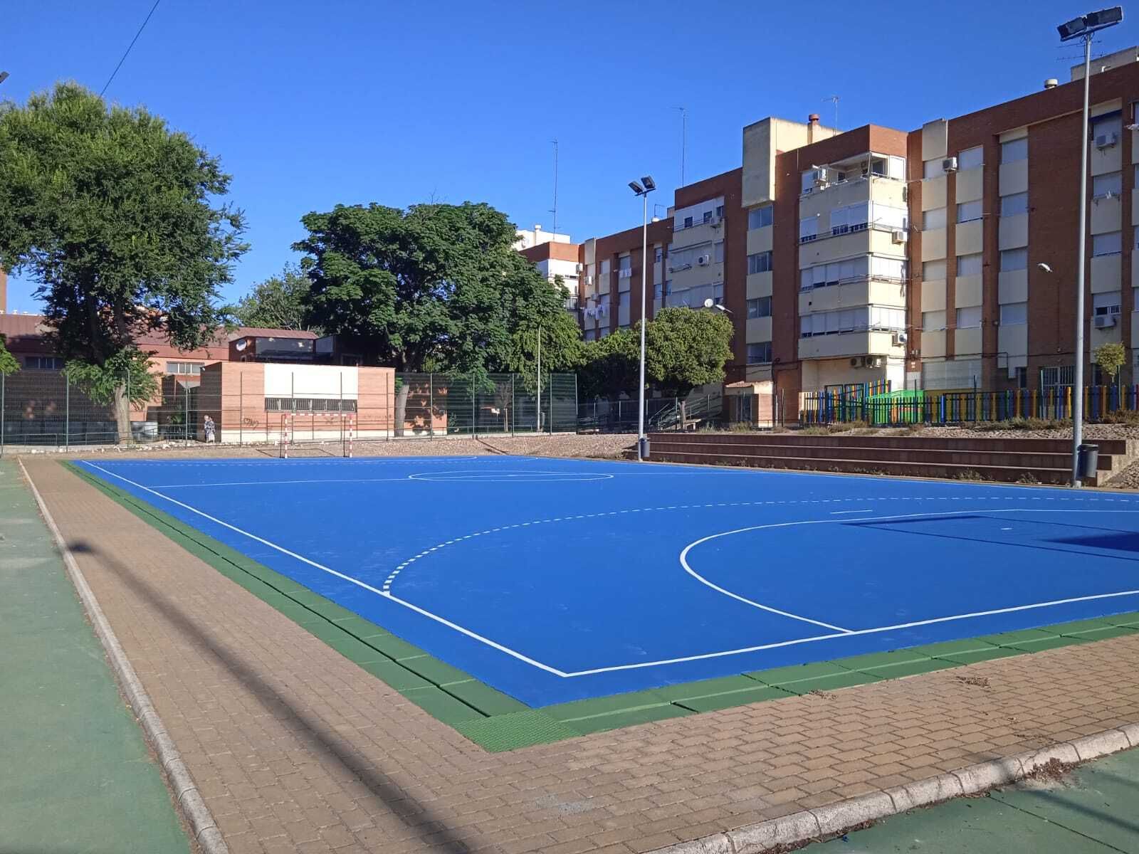 La pista de fútbol-sala de los Jardines de Santa Marta recién pintada.
