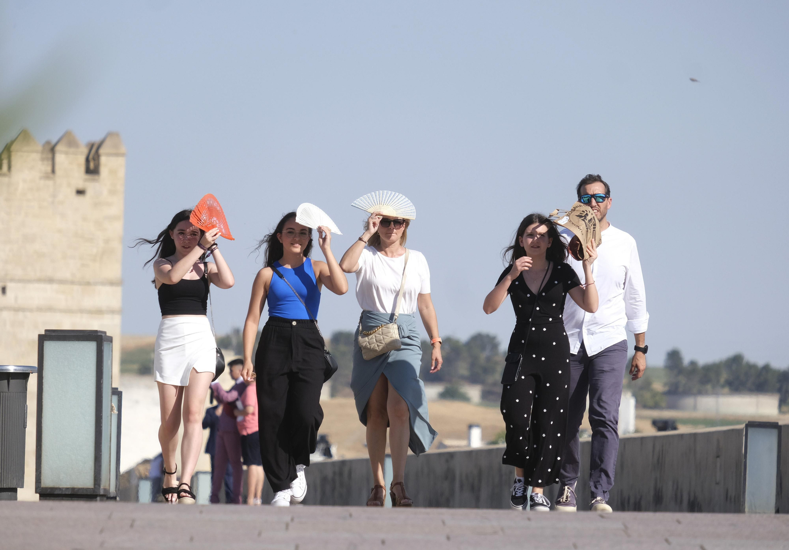Varias personas caminan por el Puente Romano de Córdoba.