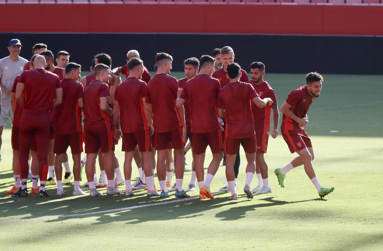 Alex Telles, a la derecha, forma en el once titular por primera vez desde su llegada.