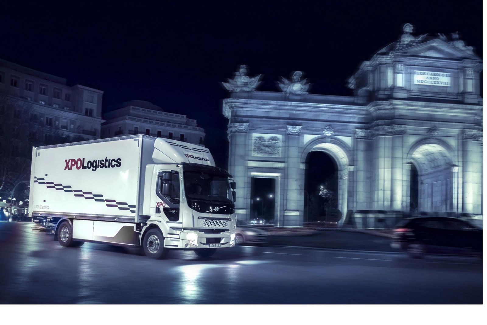 Camión 100 % eléctrico de XPO Logistics pasando por la Puerta de Alcalá.