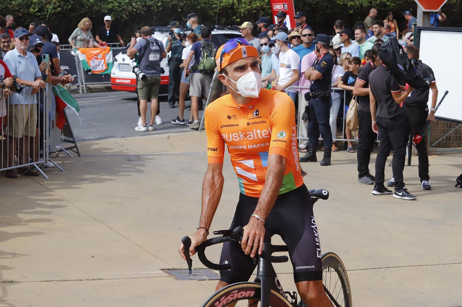Imágenes de la Vuelta Ciclista a España en su salida desde Aracena en la 17ª etapa