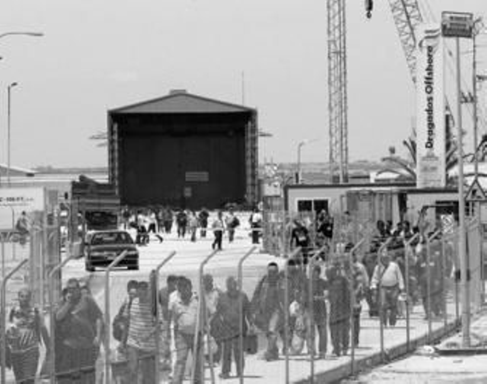 Cientos de operarios salen de la factoría puertorrealeña tras conocer ayer la paralización de los trabajos.