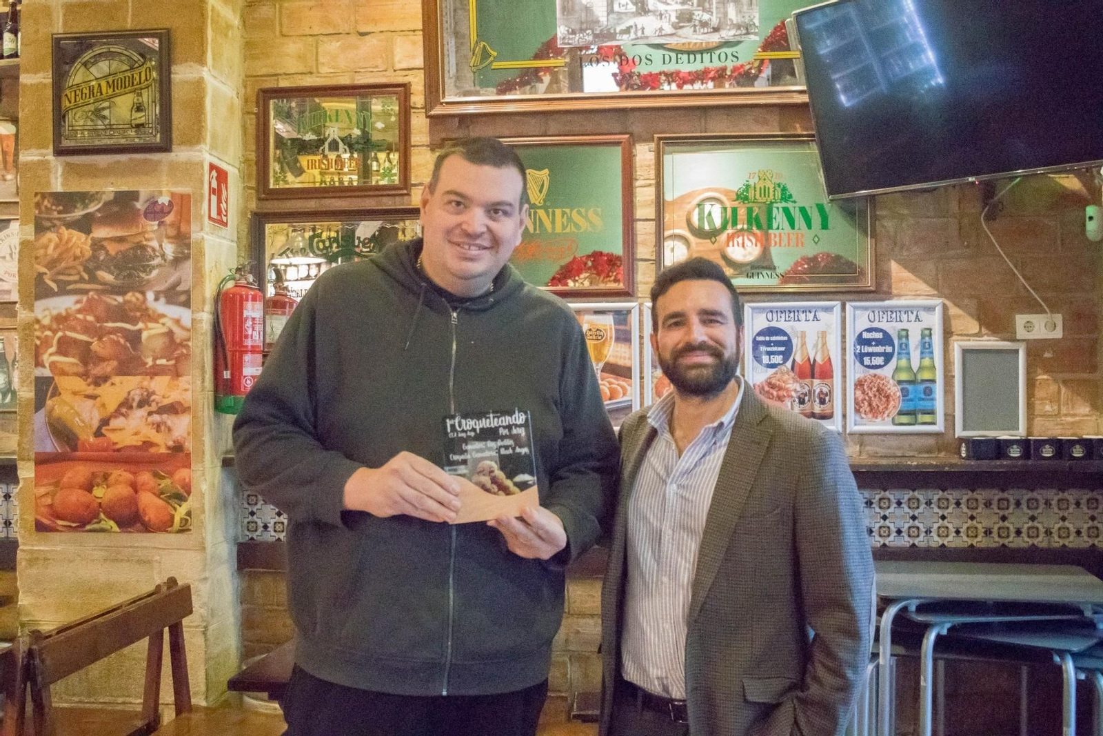 Marco Stamenkovic, de la Cervecería Dos deditos, con el gerente de CCA Jerez-ACOJE, Alberto de la Villa Hidalgo