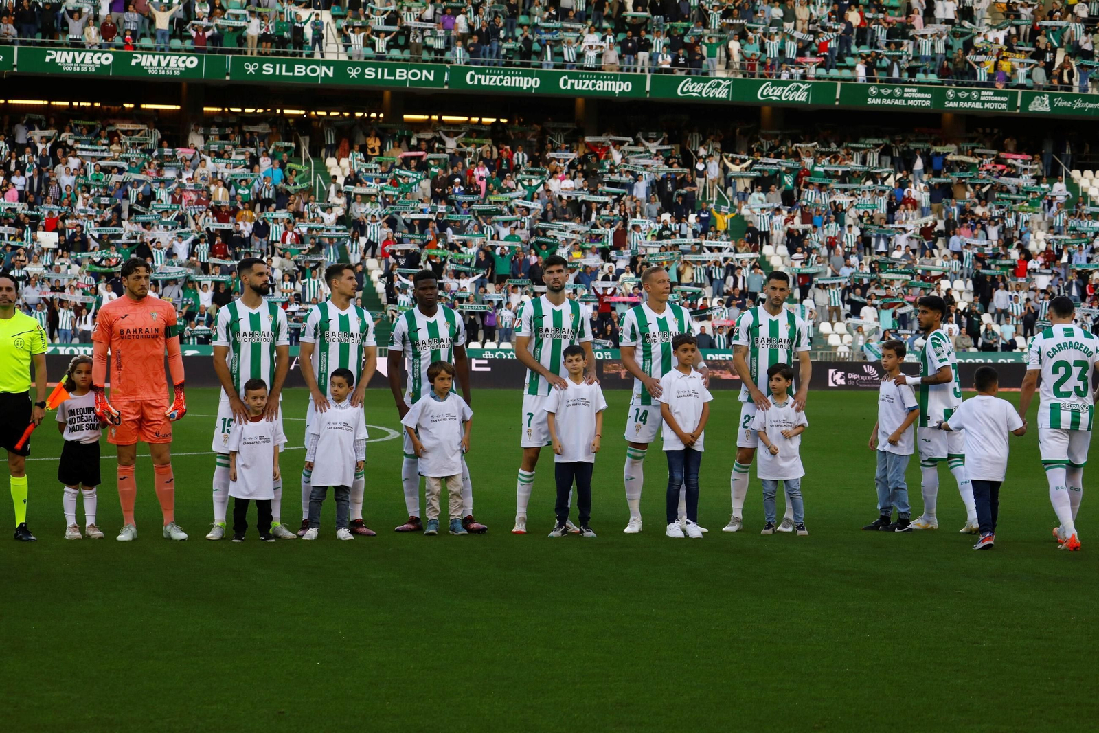 Los jugadores del Córdoba CF, durante el momento del himno. Los jugadores del Córdoba CF, durante el momento del himno.
