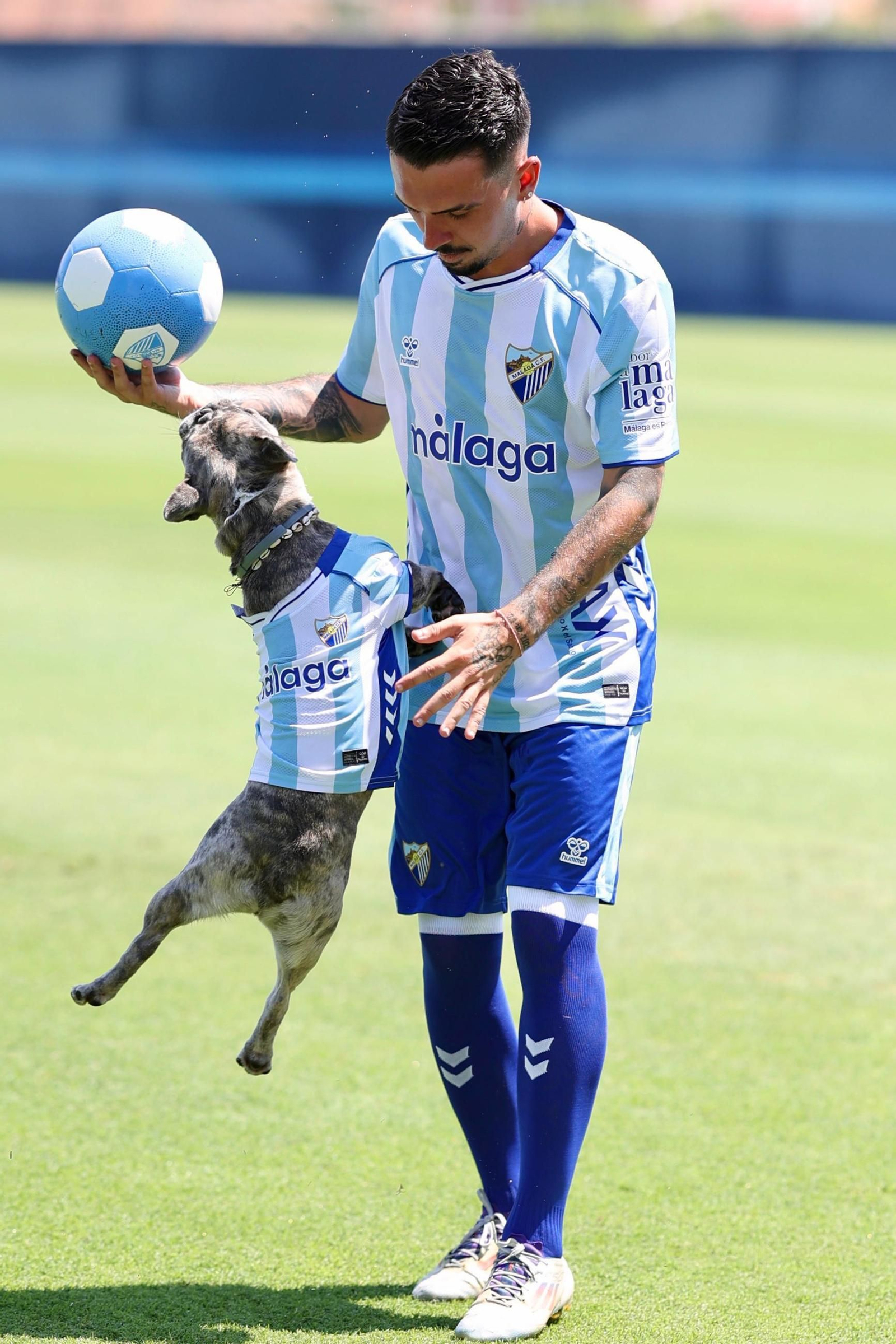 Joaquín Muñoz, radiante y con su gente en su primer día de malaguista