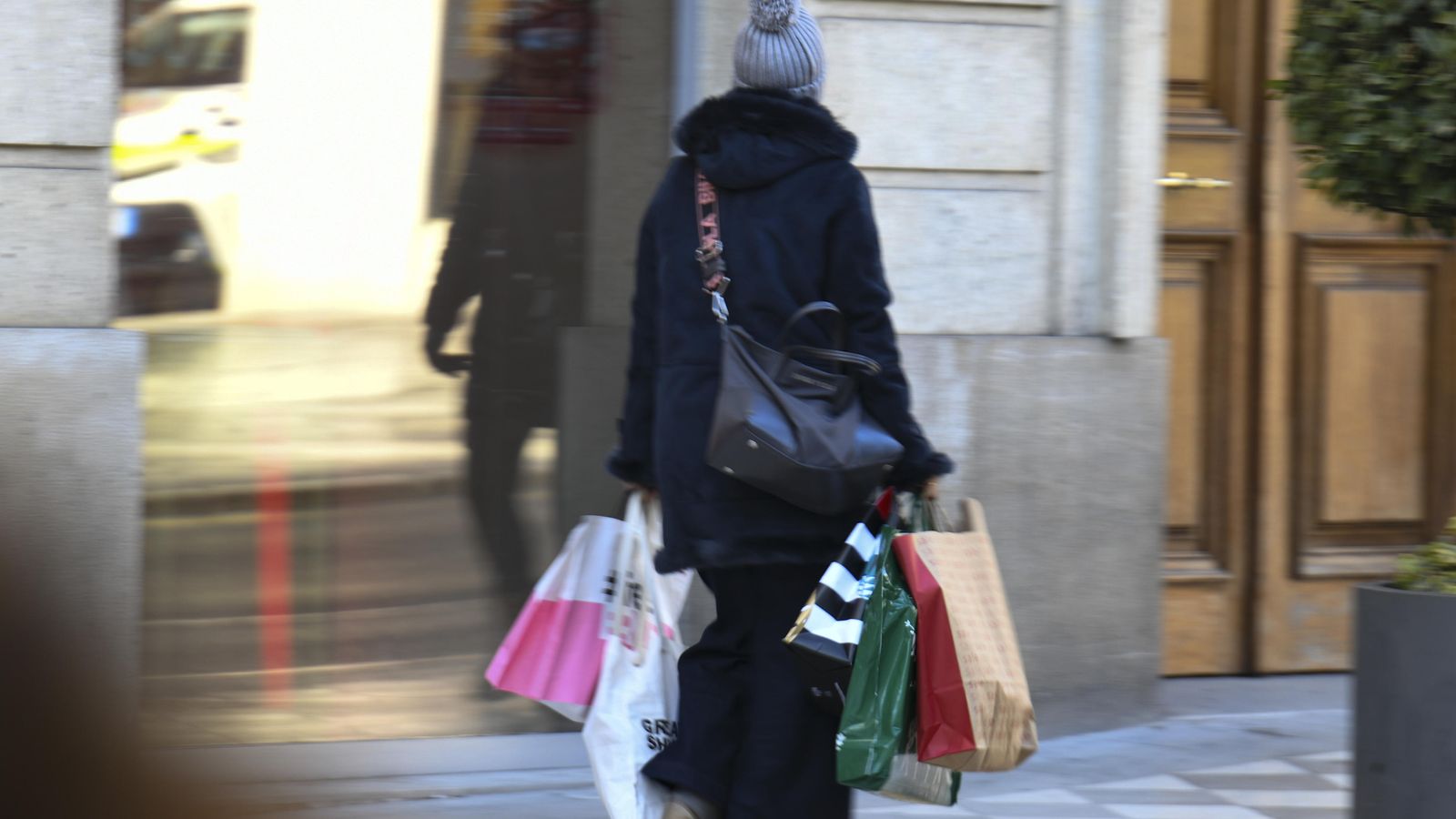 Una mujer con varias bolsas de compras.
