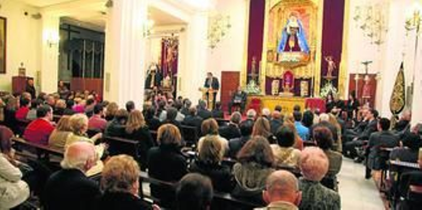La céntrica Iglesia de Santa María de la Esperanza brilló con toda su belleza con motivo de la Exaltación a la Saeta.