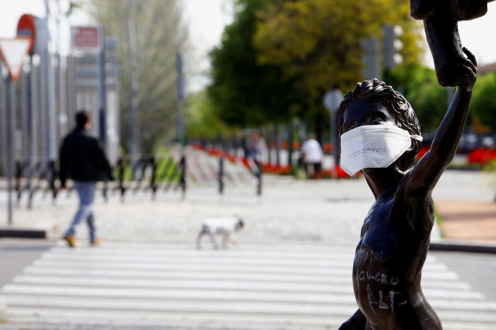 Niño de la escultura 'Vientos de cambio', del Vial, cubierto con una mascarilla.