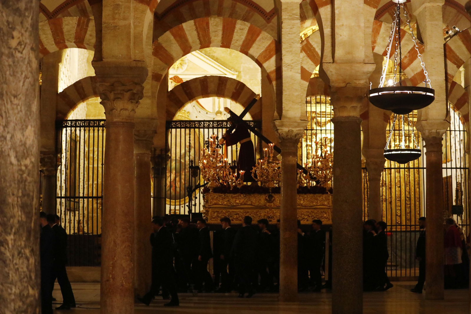El vía crucis de la Agrupación de Cofradías de Córdoba, en imágenes