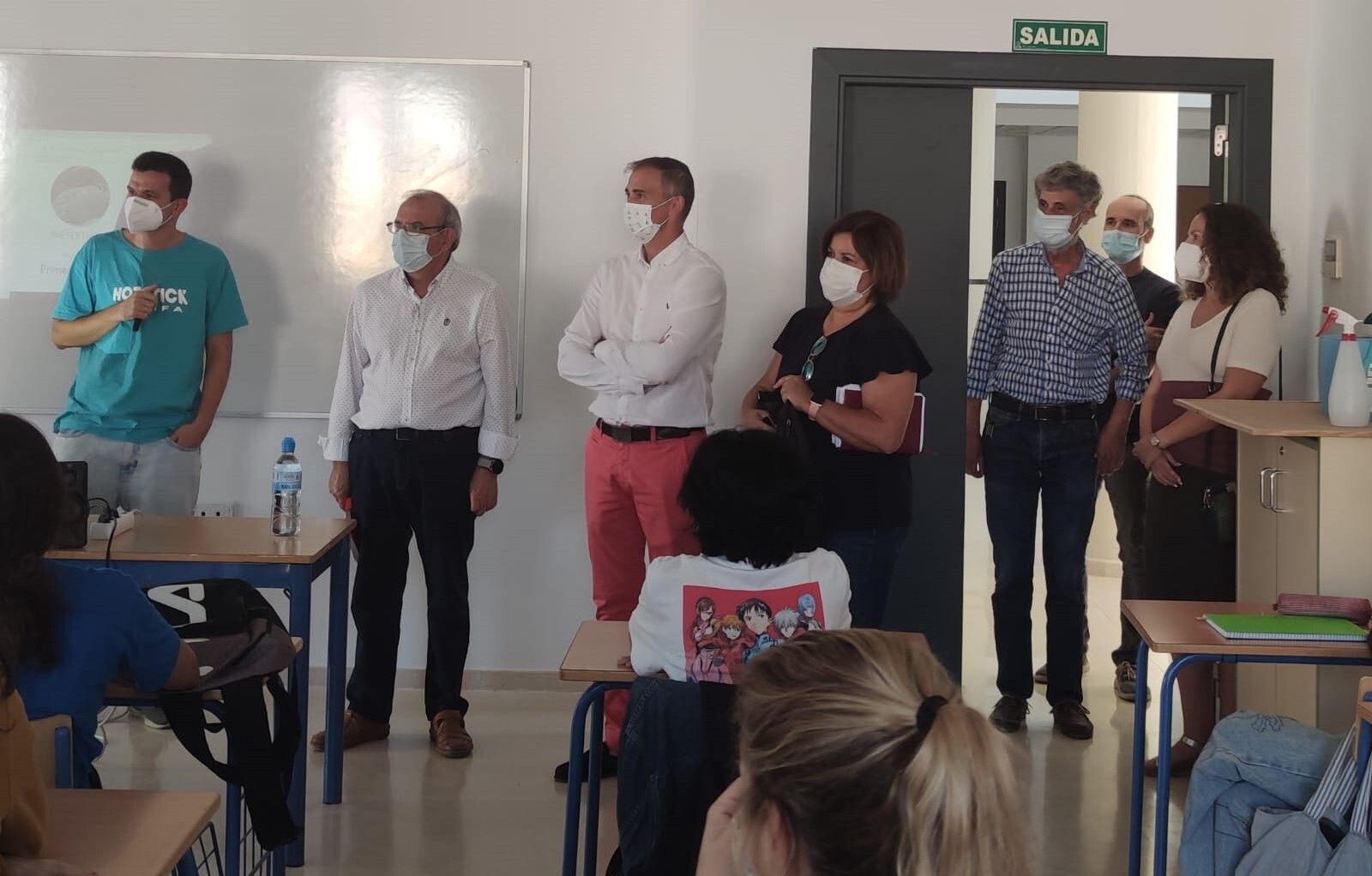 Momento de la visita del delegado de Educación.