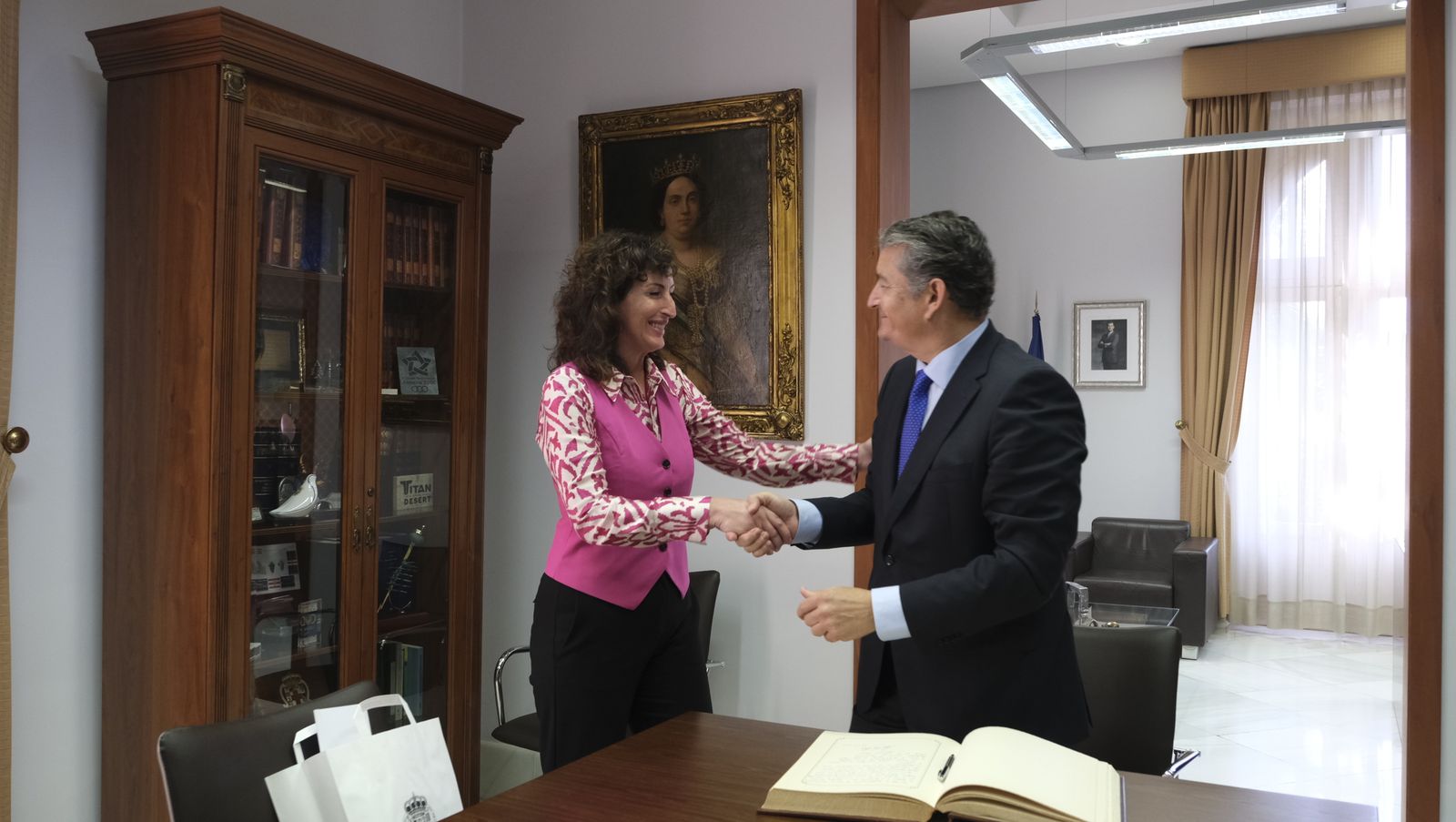 Imágenes de la visita del Consejero de Presidencia, Antonio Sanz, a la Alcaldía de Almería