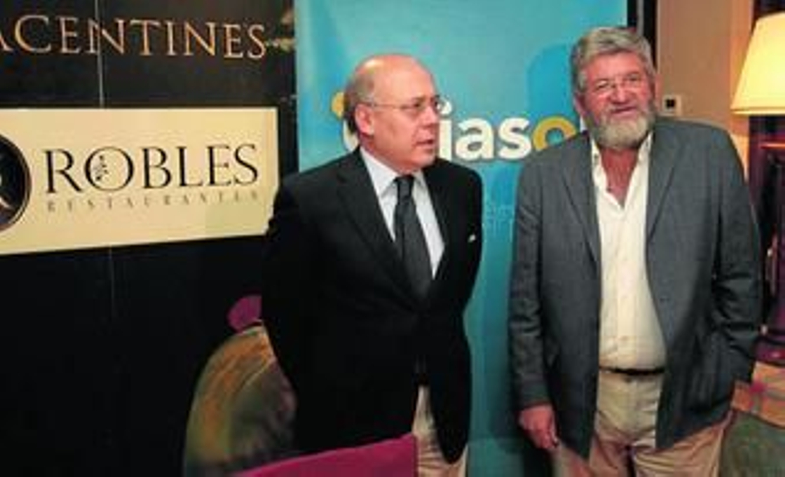 Juan Carlos Ollero y Leo Chaves posan antes los reporteros gráficos antes de la extensa comparecencia sobre la actualidad cajista.