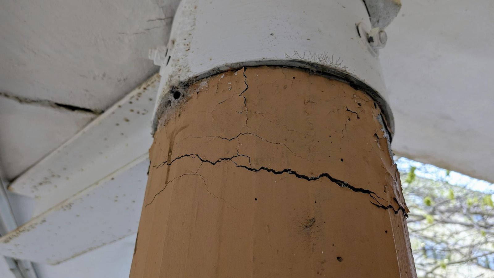 Una de las columnas del sopotal, agrietada.