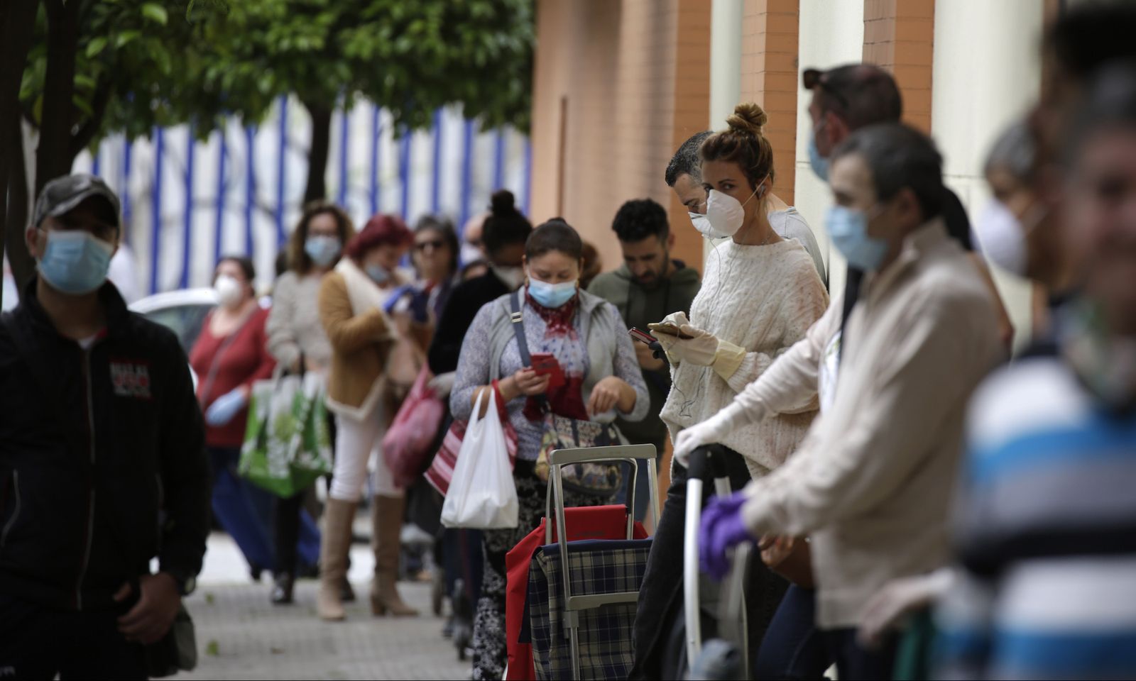 Largas colas a las puertas de un supermercado en Sevilla.