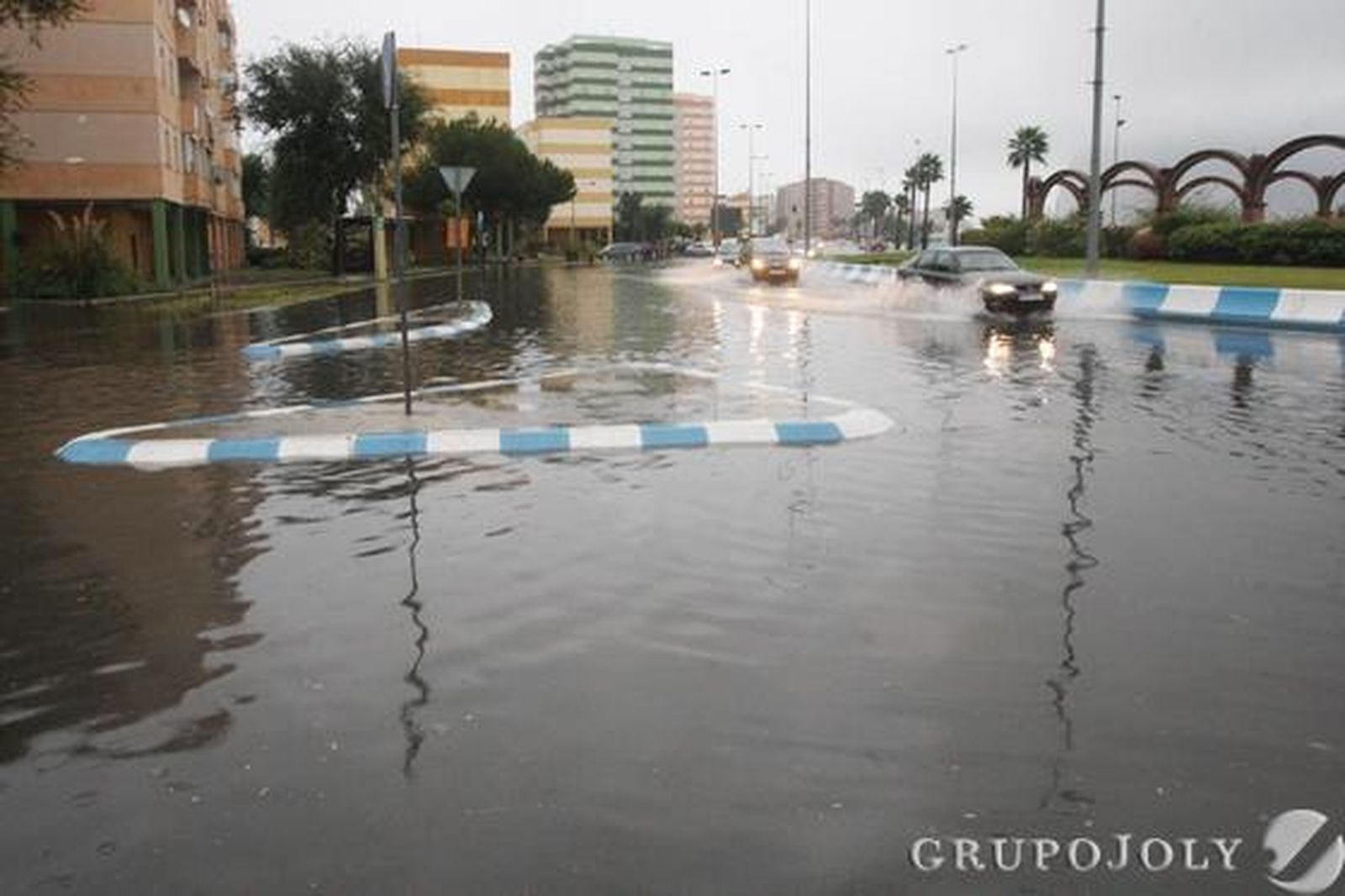 Los bomberos realizan más de treinta intervenciones por achique de agua en apenas cinco horas, sobre todo en La Línea y Algeciras./Fotos:Fran Montes/Paco Guerrero

Foto: Fran Montes/Paco Guerrero