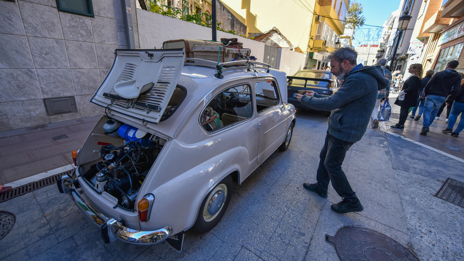 La exhibición de coches de antiguos en el centro de La Línea, en imágenes