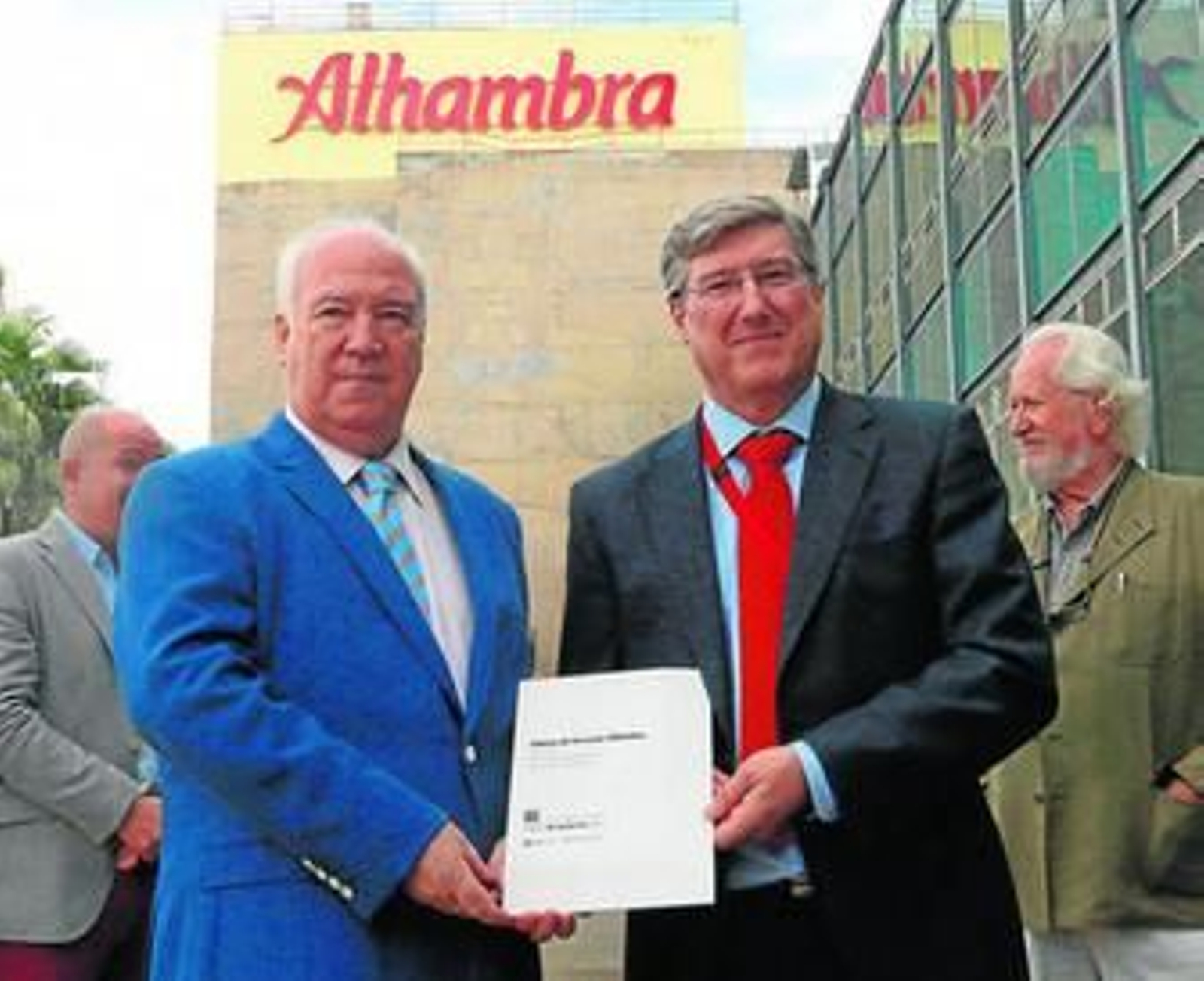 El decano del Colegio de Arquitectos, Felipe S. Romero Pérez,  entrega la distinción a Miguel Ángel Baquero.